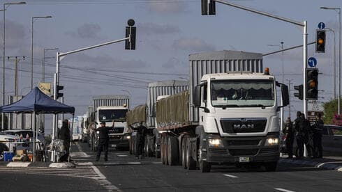 Camiones con ayuda humanitaria ingresan a Gaza desde Israel el martes.