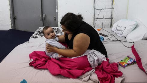Tsvia Ganon, de 28 años, se sienta dentro de un refugio antiaéreo en Ashkelon con su bebé Ori de cinco meses. (Reuters) Tsvia Ganon, de 28 años, se sienta dentro de un refugio antiaéreo en Ashkelon con su bebé Ori de cinco meses.