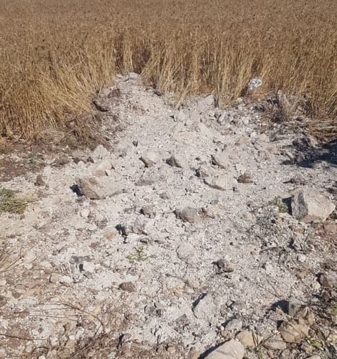 Destrozos causados por uno de los cohetes lanzados desde Líbano. 