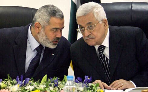 Ismail Haniyeh, líder de Hamás, junto al presidente palestino, Mahmoud Abbas, en una foto sacada hace algunos años. (AP) Ismail Haniyeh, líder de Hamás, junto al presidente palestino, Mahmoud Abbas, en una foto sacada hace algunos años.