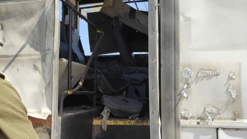 El autobús impactado por un cohete de Hamás cerca de la frontera con Gaza.