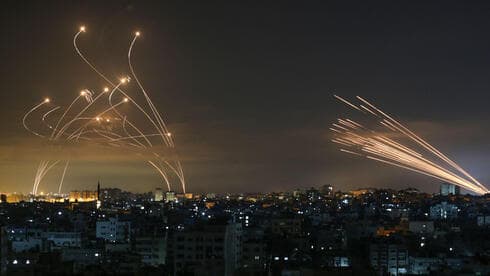 El sistema de defensa israelí Cúpula de Hierro se activa ante el lanzamiento de cohetes desde Gaza durante la guerra de mayo. (AFP) El sistema de defensa Cúpula de Hierro se activa ante el lanzamiento de cohetes desde Gaza.