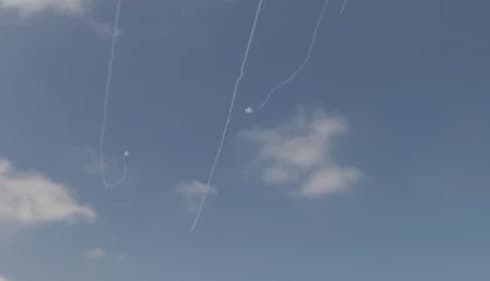 El sistema de defensa antiaérea Cúpula de Hierro intercepta cohetes disparados desde Gaza. (Moshe Mizrahi) Cúpula de Hierro intercepta cohetes disparados desde Gaza.