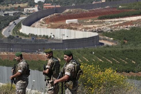 Soldados del ejército libanés se despliegan en el lado libanés de la frontera libanés-israelí en la aldea meridional de Kfar Kila, Líbano. (AP) Soldados del ejército libanés se despliegan en el lado libanés de la frontera libanés-israelí en la aldea meridional de Kfar Kila, Líbano.