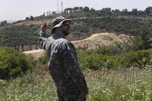 Un oficial de Hezbollah, frente a una posición de las FDI, muestra las medidas dispuestas por Israel a lo largo de la frontera con el Líbano. (AP) Un oficial de Hezbollah, frente a una posición de las FDI, muestra las medidas dispuestas por Israel a lo largo de la frontera con el Líbano.