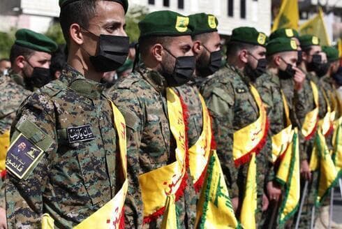 Combatientes de Hezbollah asisten al funeral de su camarada Mohammed Tahhan, quien fue asesinado el viernes por las fuerzas israelíes en la frontera entre Líbano e Israel. (AP) Combatientes de Hezbollah asisten al funeral de su camarada Mohammed Tahhan, quien fue asesinado el viernes por las fuerzas israelíes en la frontera entre Líbano e Israel.
