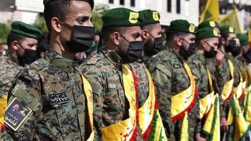 Combatientes de Hezbollah asisten al funeral de su camarada Mohammed Tahhan, quien fue asesinado el viernes por las fuerzas israelíes en la frontera entre Líbano e Israel. 