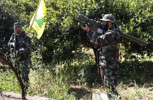 Un combatiente de Hezbollah sostiene un misil antiaéreo de fabricación iraní, en la ciudad fronteriza costera de Naqoura, en el sur del Líbano. (AP) Un combatiente de Hezbollah sostiene un misil antiaéreo de fabricación iraní, en la ciudad fronteriza costera de Naqoura, en el sur del Líbano.