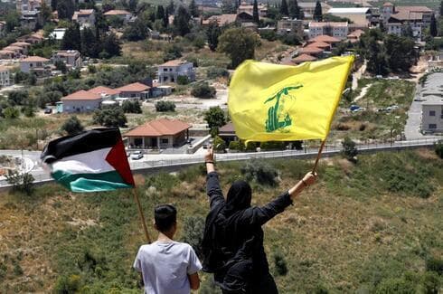 Militantes libaneses ondean sendas banderas de Palestina y Hezbollah, cerca de la ciudad israelí de Metula, en la frontera entre Líbano e Israel. (AP) Militantes libaneses ondean sendas banderas de Palestina y Hezbollah, cerca de la ciudad israelí de Metula, en la frontera entre Líbano e Israel.