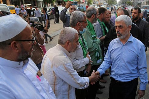 El líder de Hamás en Gaza, Yahya Sinwar, realiza su primera aparición pública tras el alto el fuego del viernes. (AFP) El líder de Hamás en Gaza, Yahya Sinwar, realiza su primera aparición pública tras el alto el fuego del viernes.