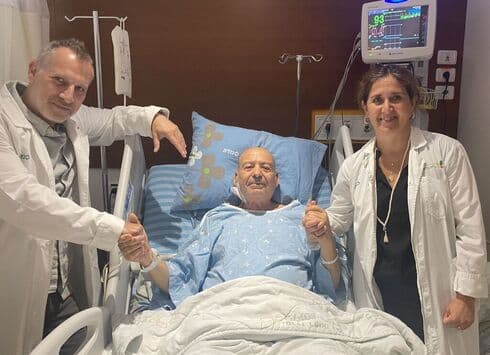 David Tardion, uno de los pacientes trasplantados, junto al doctor Eviatar Nesher y la doctora Sigal Aizner en el Hospital Beilinson. (Hospital Beilinson) David Tardion, uno de los pacientes trasplantados, junto al doctor Eviatar Nesher y la doctora Sigal Aizner, en el Hospital Beilinson.
