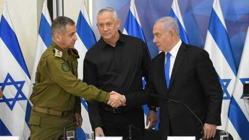 El primer ministro Benjamín Netanyahu (derecha), el ministro de Defensa Benny Gantz (centro) y el jefe de las FDI Aviv Kochavi tras el cese de fuego alcanzado con Hamás. (Oficina de Prensa del Gobierno de Israel) El primer ministro Benjamín Netanyahu (derecha), el ministro de Defensa Benny Gantz (centro) y el jefe de las FDI Aviv Kochavi tras el cese de fuego alcanzado con Hamás.