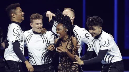 Eden Alene y su grupo de bailarines festejan los votos recibidos ayer para alcanzar el puesto 17° del certamen. 
