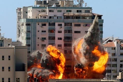 Bombardeo de Israel a un edificio que albergaba a medios de comunicación en Gaza.