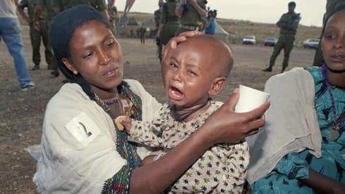 Una madre etíope junto a su hijo durante la Operación Salomón. (Miki Tzarfati/Archivo de las FDI) Etíopes.