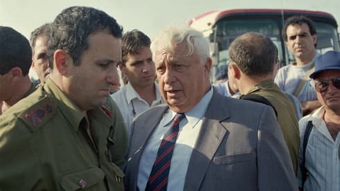 El entonces ministro de Construcción, Ariel Sharon (derecha) con el entonces jefe de las FDI, Ehud Barak. (Herzl Kunsari/Archivo de las FDI) Etíopes.