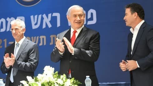 El jefe entrante del Mossad, David Barnea, el primer ministro Benjamin Netanyahu y el jefe saliente del Mossad, Yossi Cohen. (GPO) El jefe entrante del Mossad, David Barnea, el primer ministro Benjamin Netanyahu y el jefe saliente del Mossad, Yossi Cohen