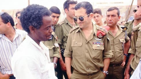 El entonces jefe de las FDI, Ehud Barak, con inmigrantes etíopes llevados a Israel en la Operación Salomón. (Archivo de las FDI) Etíopes.
