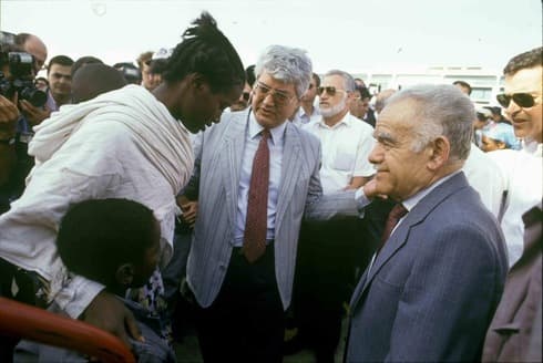 El entonces primer ministro Yitzhak Shamir recibe a inmigrantes etíopes en 1991. (Miki Tzarfati/Archivo de las FDI) Etíopes.