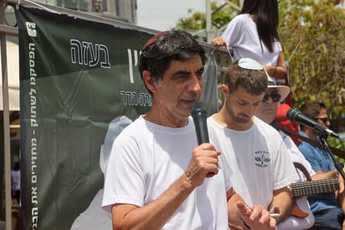 Simcha, padre de Hadar Goldin, en una protesta pública contra el gobierno. (Yariv Katz) Simcha Goldin
