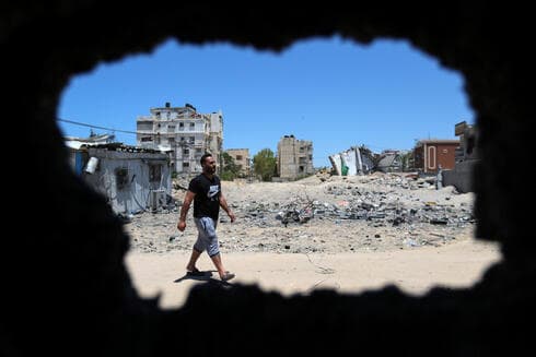 Un palestino camina por las destruidas calles de Gaza. 