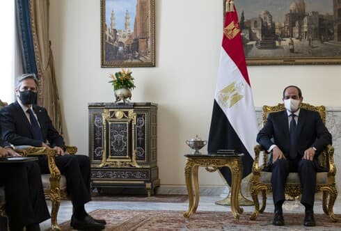 El secretario de Estado de EE.UU., Antony Blinken (izquierda), se reúne con el presidente de Egipto, Abdel Fattah al-Sisi, en El Cairo la semana pasada. (AFP) El secretario de Estado de EE.UU., Antony Blinken (izq.), se reúne con el presidente de Egipto, Abdel Fattah al-Sisi, en el palacio presidencial.