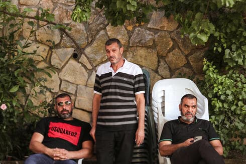 Mahmoud Mahammid Kiwan, padre de Muhammad, en la carpa de duelo en su casa de Umm al-Fahm tras la muerte de su hijo. (Reuters) Mahmoud Mahammid Kiwan, padre de Muhammad, en la carpa de duelo tras la muerte de su hijo.