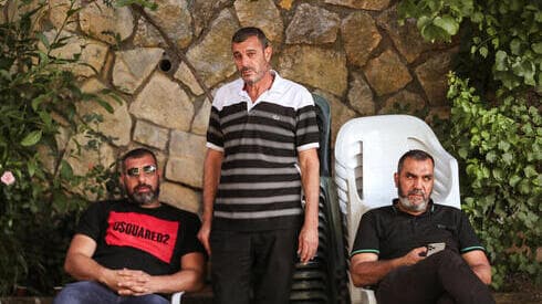 Mahmoud Mahammid Kiwan, padre de Muhammad, en la carpa de duelo tras la muerte de su hijo.