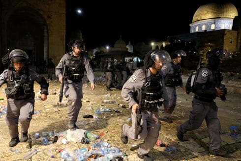 Fuerzas de seguridad israelíes chocan con manifestantes musulmanes dentro de la Mezquita de Al-Aqsa en Jerusalem. (Reuters) Fuerzas de seguridad israelíes chocan con manifestantes musulmanes dentro de la Mezquita de Al-Aqsa en Jerusalem.