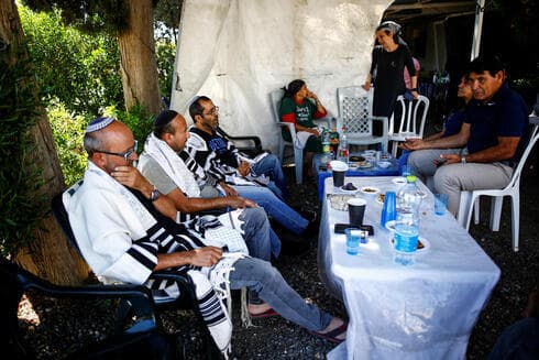 Amigos y familiares de Yigal Yehoshua durante el período de luto en el moshav Hadid. (Reuters) Amigos y familiares de Yigal Yehoshua durante el período de luto posterior a la muerte de Yehoshua, en el Moshav Hadid.