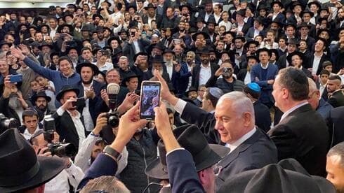 Benjamin Netanyahu hace campaña entre los votantes de Jabad durante las elecciones de abril de 2019. (Ynet) Benjamin Netanyahu hace campaña entre los votantes de Jabad durante las elecciones de abril de 2019.
