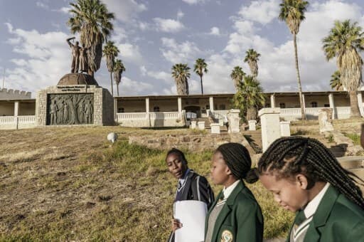 Namibianas caminando frente a un monumento en homenaje a las víctimas del genocidio. (AFP) Namibianas caminando frente a un monumento en homenaje a las víctimas del genocidio.