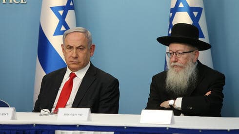 Benjamín Netanyahu en marzo de 2020, al principio de la pandemia en israel, acompañado por el entonces ministro de Salud, Yaakov Litzman. (Amit Shabi) Benjamín Netanyahu en marzo de 2020, al principio de la pandemia en israel, acompañado por el entonces ministro de Salud, Yaakov Litzman.
