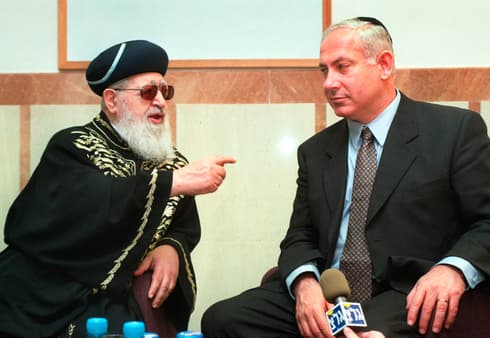 El fallecido fundador del Shas, el rabino Ovadia Yosef y el primer ministro Benjamin Netanyahu en 1998. (Reuters ) El fallecido fundador del Shas, el rabino Ovadia Yosef y el primer ministro Benjamin Netanyahu en 1998.