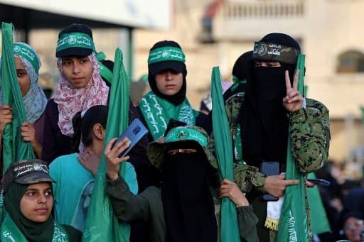 Niños y niñas asistieron al desfile militar. 