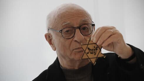 El sobreviviente del Holocausto Victor Perahia muestra una Estrella de David amarilla que debieron portar los judíos en áreas ocupadas por el nazismo. (AP) El sobreviviente del Holocausto Victor Perahia muestra una Estrella de David amarilla que debieron portar los judíos en áreas ocupadas por el nazismo.