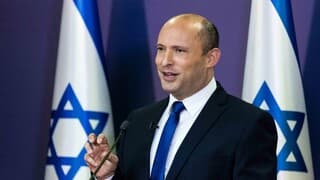 El líder de Yamina, Naftali Bennett, en un discurso televisado en el que anuncia que se une a la coalición para desbancar a Benjamin Netanyahu el domingo.