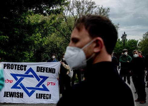 Participantes en una vigilia contra el antisemitismo se reúnen frente a una sinagoga en Berlín. (AP) Participantes en una vigilia contra el antisemitismo se reúnen frente a una sinagoga en Berlín