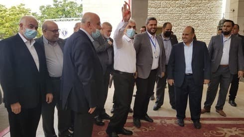 El líder de Hamás en Gaza, Yehya Sinwar, con funcionarios egipcios.