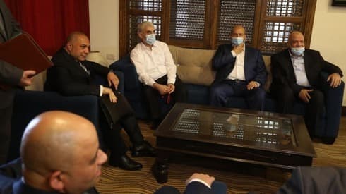 Reunión entre la delegación egipcia y altos funcionarios de Hamás en Gaza.