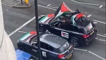 Automóviles con banderas palestinas se pasean por los barrios judíos del Reino Unido mientras lanzan insultos antisemitas.