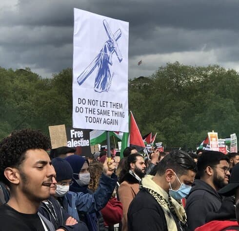 Pancarta antisemita en una manifestación pro palestina en Hyde Park, Londres. (Twitter) Pancarta antisemita en una manifestación pro palestina en Hyde Park, Londres.