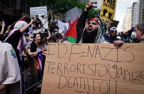 Partidarios pro palestinos se manifiestan cerca del consulado israelí en Manhattan. (Reuters) Partidarios pro palestinos se manifiestan cerca del consulado israelí en Manhattan