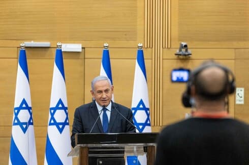 Benjamin Netanyahu en un discurso televisado el domingo acusando a su antiguo aliado Naftali Bennett de defraudar a los votantes. 