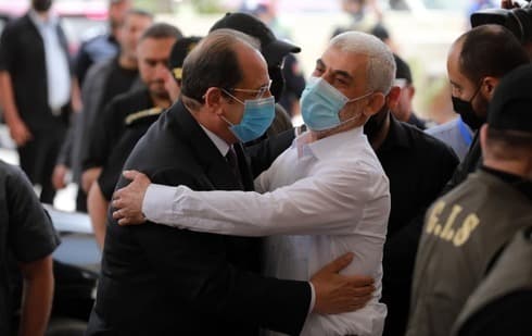 El jefe de inteligencia egipcio, Kamel Abbas, junto al líder de Hamas, Yahya Sinwar. 