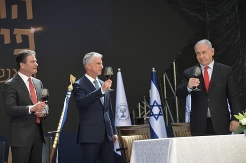 De izquierda a derecha: El exjefe del Mossad, Yossi Cohen; su sustituto, David Barnea; y el primer ministro Benjamín Netanyahu. (Oficina de Prensa del Gobierno de Israel) De izquierda a derecha: El exjefe del Mossad, Yossi Cohen, su sustituto, David Barnea, y el primer ministro Benjamín Netanyahu.
