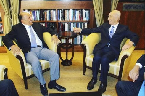 Isaac Assa junto al ex primer ministro Shimon Peres. 