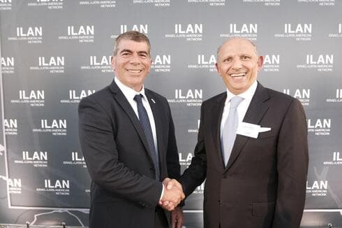 Gabi Ashkenazi, ministro de Relaciones Exteriores de Israel, junto a Isaac Assa, fundador de ILAN en el acto de inauguración de las actividades de la fundación en Israel. (Prensa ILAN) Gabi Ashkenazi, ministro de Relaciones Exteriores de Israel, junto a Isaac Assa, fundador de ILAN en el acto de inauguración de las actividades de la fundación en Israel.