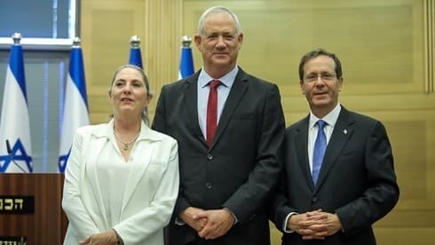 Isaac Herzog (derecha), junto al ministro de Defensa, Benny Gantz, y su mujer, Michal, tras su elección en la Knesset. (Knesset) Isaac Herzog (derecha), junto al ministro de Defensa, Benny Gantz, y su mujer, Michal, tras su elección en la Knesset.