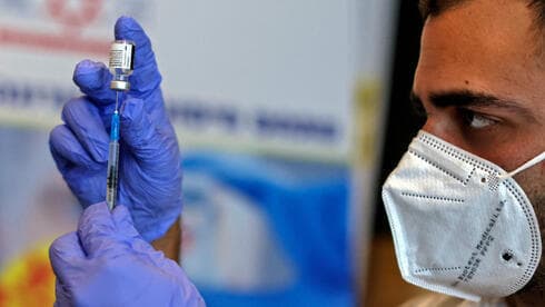 Un paramédico prepara la vacuna contra el coronavirus de Pfizer para su administración en Beit Shemesh en febrero. (AFP) Un paramédico prepara la vacuna contra el coronavirus de Pfizer para su administración en Beit Shemesh en febrero.